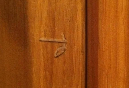 Marca en una puerta para robar la casa